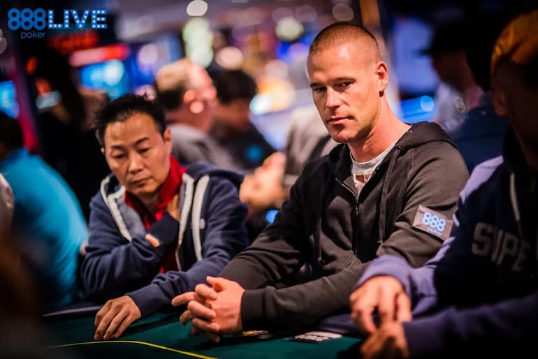 Patrik Antonius tra i bellissimi al tavolo da poker! 